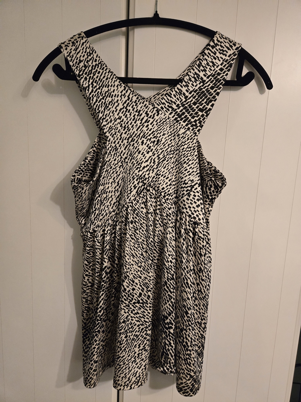 New York & Company Black & White Cross-Back Printed Tank Size M